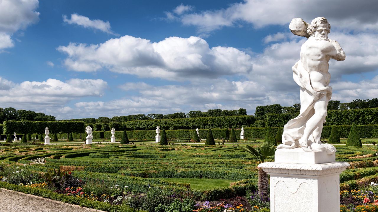 Giardino progettato da Jamrel con vegetazione mediterranea