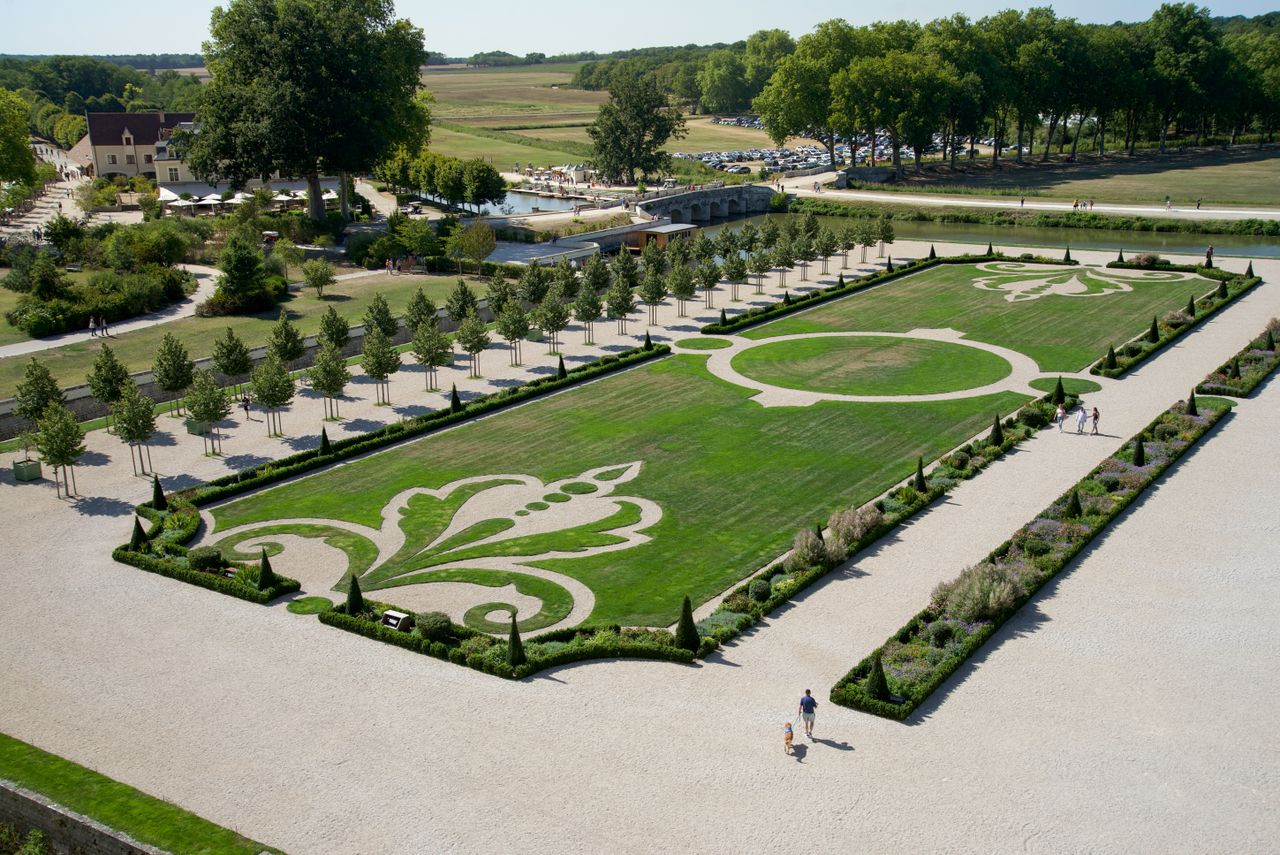Giardino mediterraneo in luce mattutina