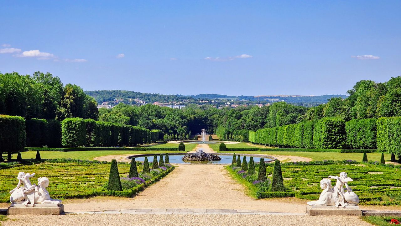 Giardino mediterraneo con olivi e ghiaia