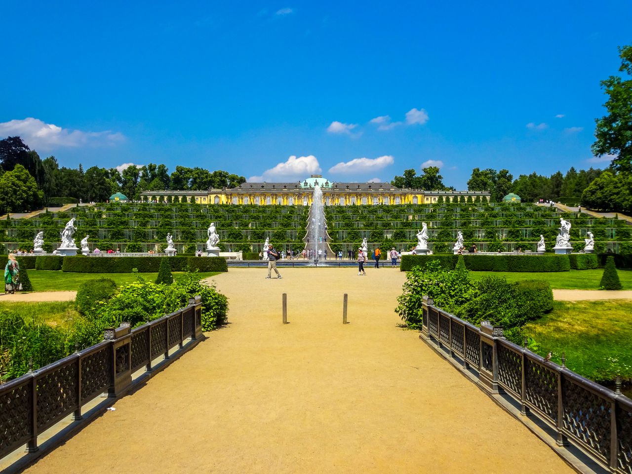 Giardino residenziale privato con percorsi in pietra