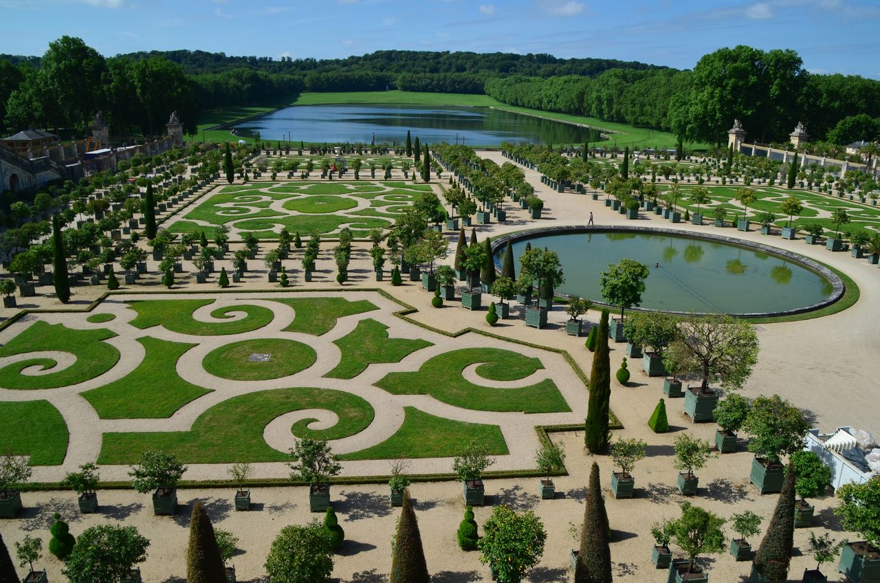 Atmosfera del giardino toscano progettato dallo studio Jamrel